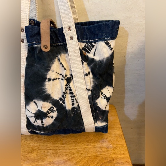 Hyena indigo tie-dye (shibori) pattern on canvas leather strap closure - Picture 8 of 16